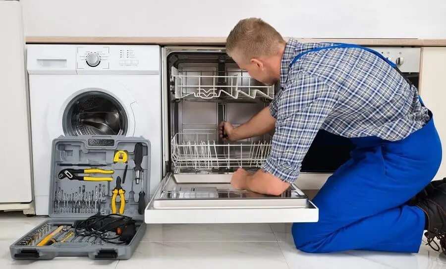 Polatlı Ariston servisi teknisyen ekibi beyaz eşya tamiri yaparken